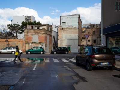 � situato all�inizio di via Oberdan...